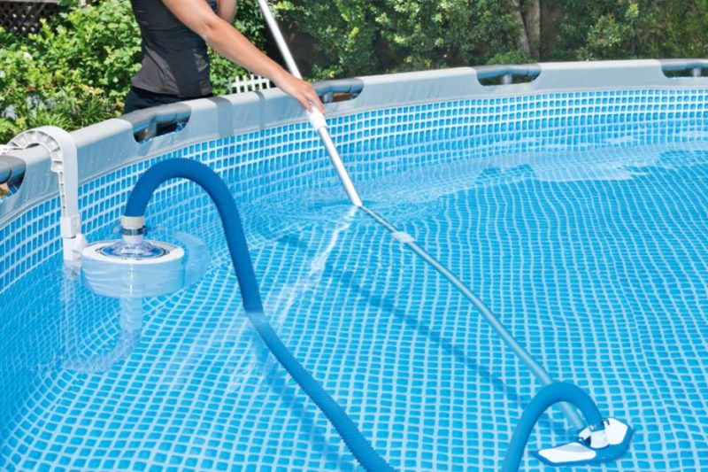 cách hút đáy hồ bơi