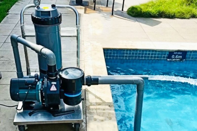 cách hút đáy hồ bơi