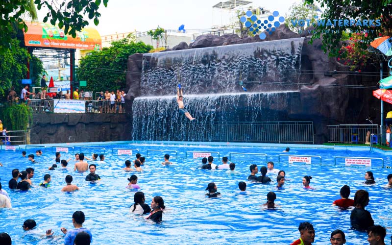 Đu dây vượt thác