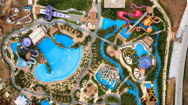 Công viên nước Sầm Sơn đón gần 4.000 du khách sau 1 giờ mở cửa- Ảnh 2.