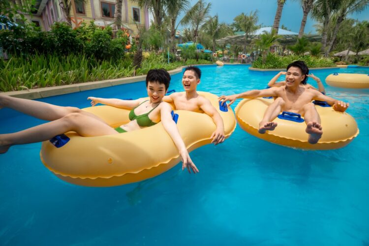 gen-Z-vui-choi-tren-song-luoi-tai-cong-vien-nươc-Thien-Duong-Bao-Son