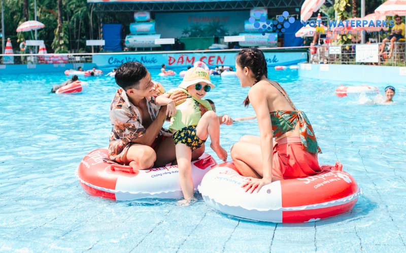 Vui chơi tại công viên nước Đầm Sen