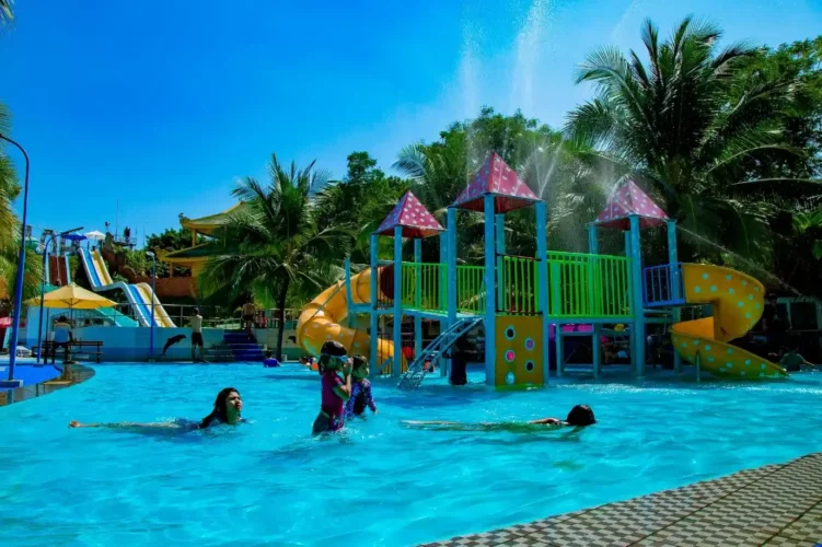 vui_choi_tai_cong_vien_nuoc_o_khu_du_lich_ho_may_b73e7af722